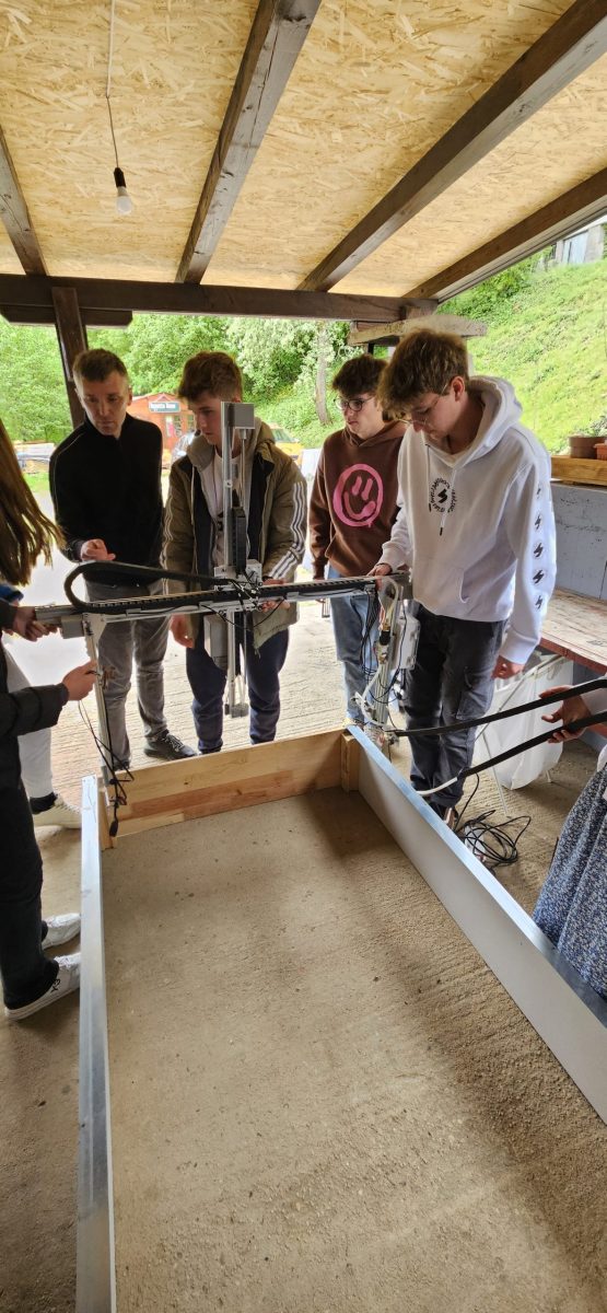 Volonterka Sara Pevidal sudjeluje u provedbi programa za srednjoškolce